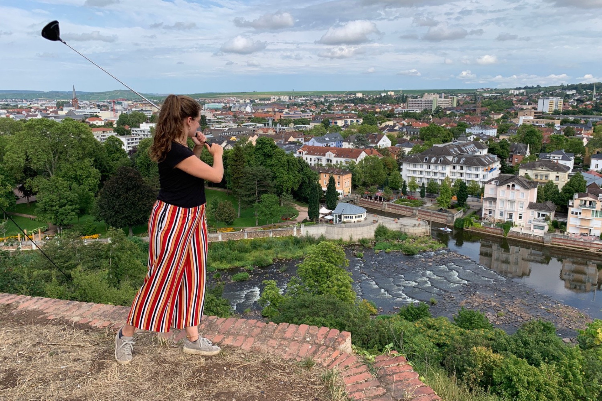 Crossgolf: Golfschläger während des Teamevents